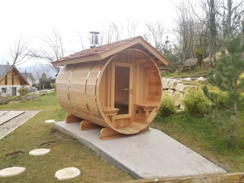 Sauna bulle avec porche et son toit en tavaillons de red cedar 