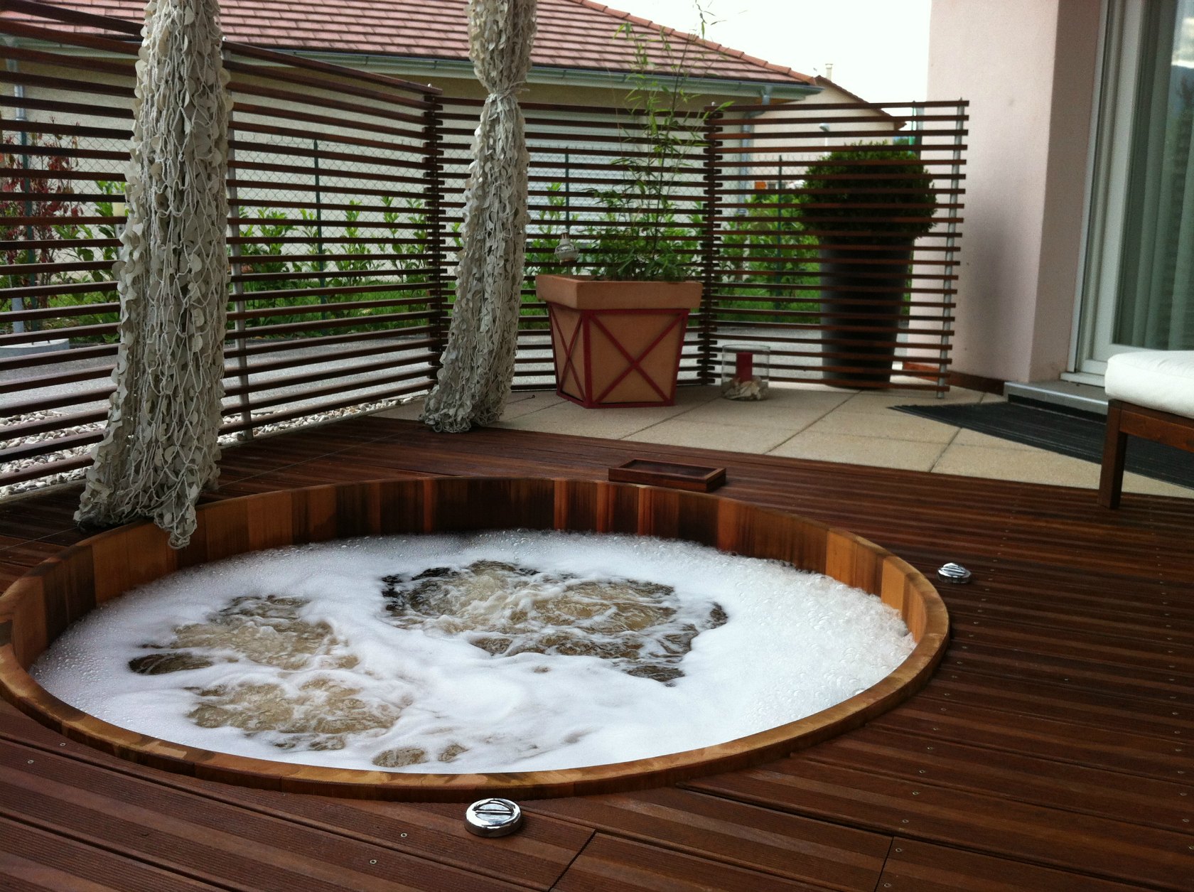 Jacuzzi exterieur béton  Jacuzzi extérieur, Jacuzzi, Terrasse jacuzzi